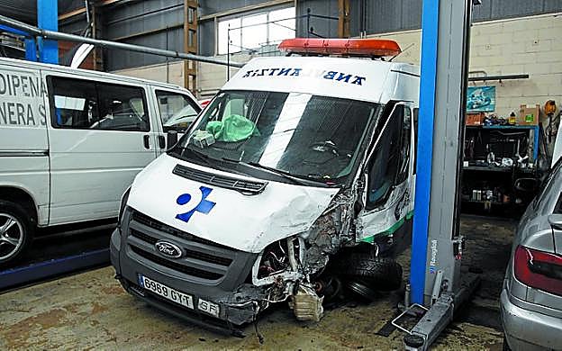 La furgoneta contra la que chocó el coche del acusado.