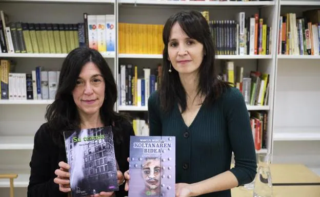 Lina Ugarte y Nerea Aizpurua, con dos de los títulos que se presentan esta tarde en el centro Komikigunea. 