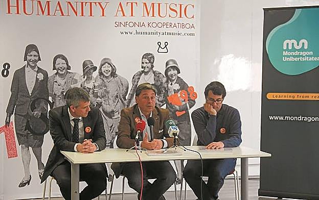 Oriol Roch, Iñigo Albizuri y el compositor Fernando Velázquez presentaron ayer el proyecto en Bilbao. 