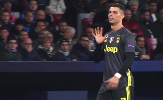 Cristiano Ronaldo hace la 'manita' en el Metropolitano. 