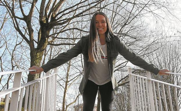 Judith Sans, ayer en un parque próximo al polideportivo de Bidebieta.