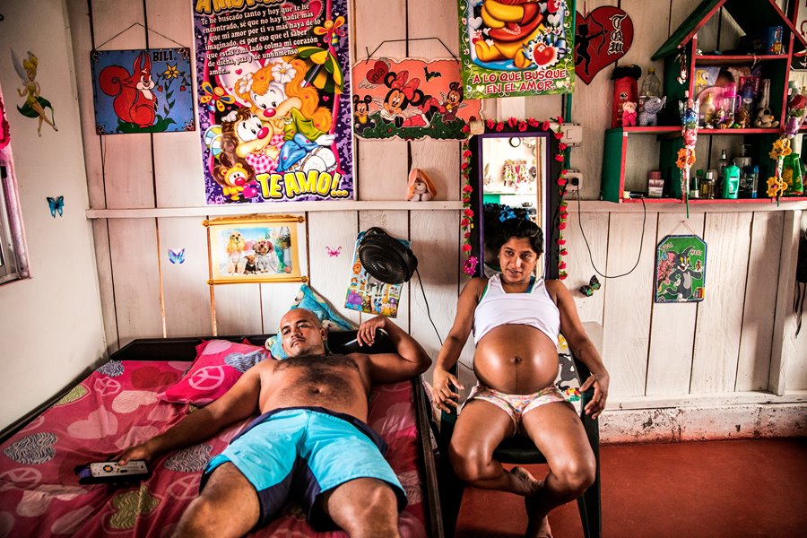Esta es una de las imágenes finalistas, que retrata a una exguerrillera de las Fuerzas Armadas Revolucionarias de Colombia (FARC). Yorladis está sentada en su habitación con la camiseta medio levantada y dejando ver su avanzado estado de gestación, mientras su pareja está acostado a su lado, en una cama. Hace referencia al 'baby boom' que ha habido entre las exguerrilleras de las FARC en los últimos dos años.
