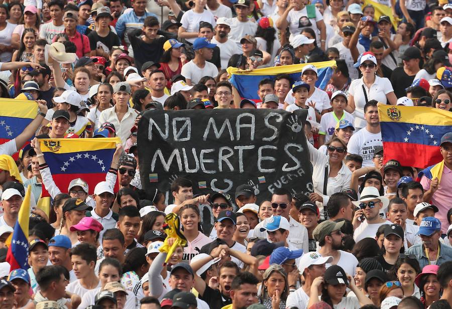 Miles de personas se reúnen en Cútcuta (Colombia), para el multitudinario concierto a favor del envío de ayuda humanitaria a Venezuela.