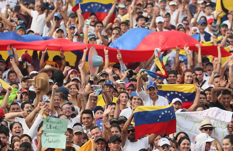 Miles de personas se reúnen en Cútcuta (Colombia), para el multitudinario concierto a favor del envío de ayuda humanitaria a Venezuela.