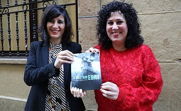 Garazi Goia eta Goizalde Landabaso, elkarrekin idatzi duten liburuaren aurkezpenean.