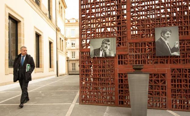El lehendakari Iñigo Urkullu pasa junto a las fotografías de los dirigentes socialistas Fernando Buesa y Enrique Casas.