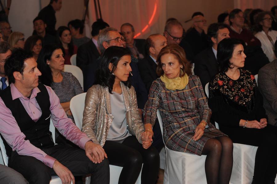 La esposa y las hijas de Fernando Buesa, en el acto en su memoria y en la de Jorge Díez celebrado ayer en Vitoria. 