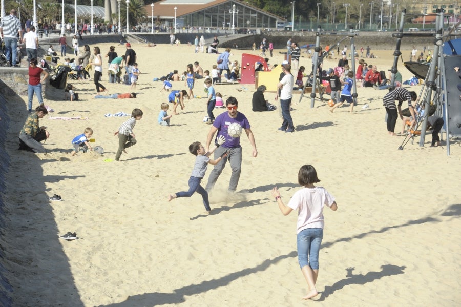 El buen tiempo, con sol y temperaturas cálidas, se prolonga el fin de semana. Como prueba de ello, los vecinos de Donostia han salido a las calles para disfrutar de la Bahía de la Concha.