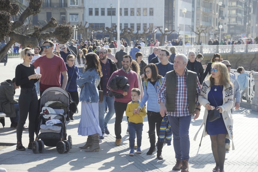 El buen tiempo, con sol y temperaturas cálidas, se prolonga el fin de semana. Como prueba de ello, los vecinos de Donostia han salido a las calles para disfrutar de la Bahía de la Concha.