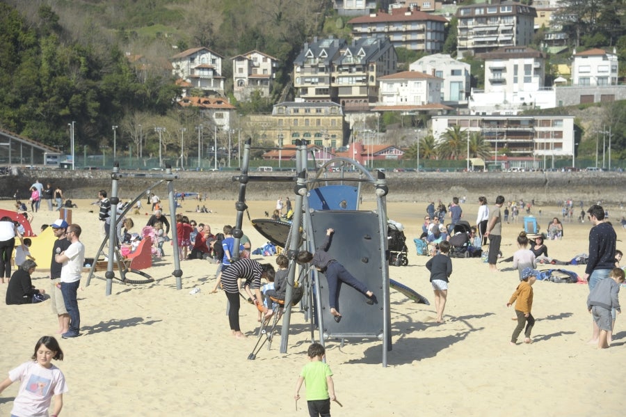 El buen tiempo, con sol y temperaturas cálidas, se prolonga el fin de semana. Como prueba de ello, los vecinos de Donostia han salido a las calles para disfrutar de la Bahía de la Concha.
