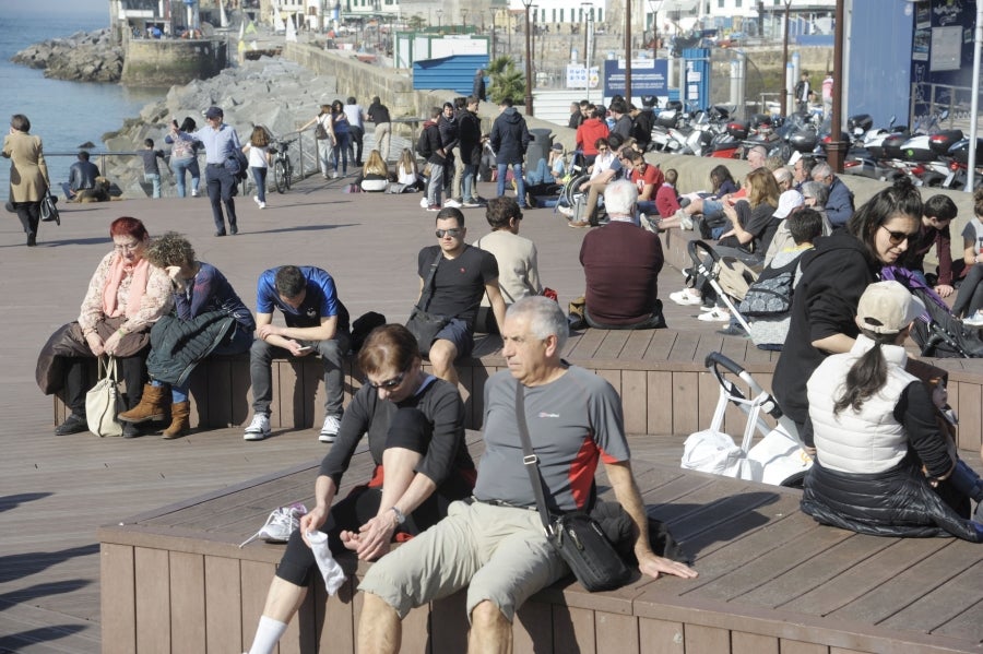 El buen tiempo, con sol y temperaturas cálidas, se prolonga el fin de semana. Como prueba de ello, los vecinos de Donostia han salido a las calles para disfrutar de la Bahía de la Concha.
