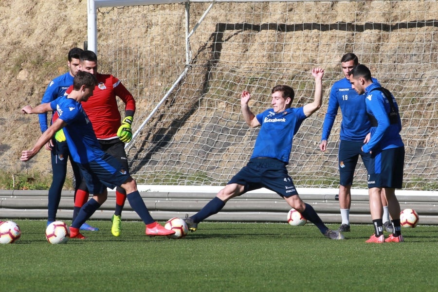 Los jugadores de la Real vuelven a entrenarse pero sin Januzaj. El extremo belga sufre una torcedura de tobillo de grado I y podría estar listo para jugar ante el Atlético en Anoeta en la siguiente jornada.