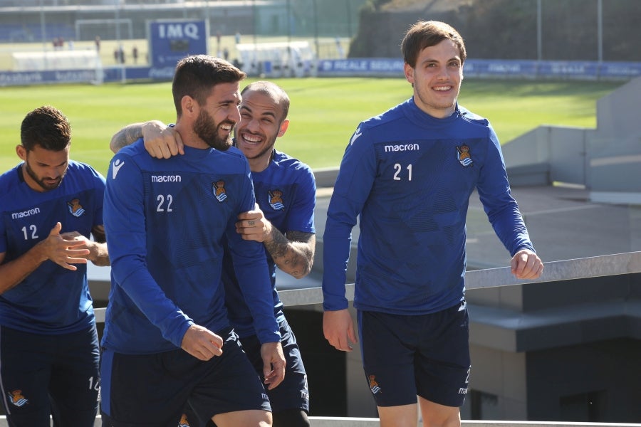 Los jugadores de la Real vuelven a entrenarse pero sin Januzaj. El extremo belga sufre una torcedura de tobillo de grado I y podría estar listo para jugar ante el Atlético en Anoeta en la siguiente jornada.