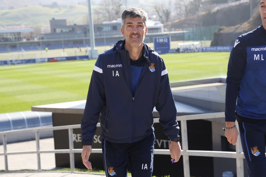Los jugadores de la Real vuelven a entrenarse pero sin Januzaj. El extremo belga sufre una torcedura de tobillo de grado I y podría estar listo para jugar ante el Atlético en Anoeta en la siguiente jornada.