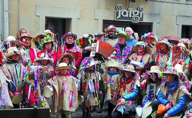 Comparsa. Integrantes de la comparsa Euskal Inauteriak ante el Jalgi en la edición pasada. 