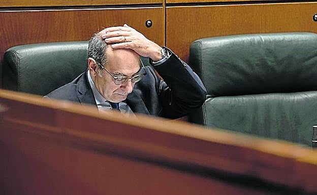 Un pensativo Jon Darpón, esta semana en una de las sesiones del Parlamento vasco. 