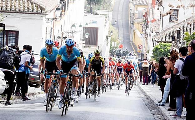 El pelotón ciclista durante la subida a la Alhambra en la cuarta etapa de la Vuelta Ciclista a Andalucía. 