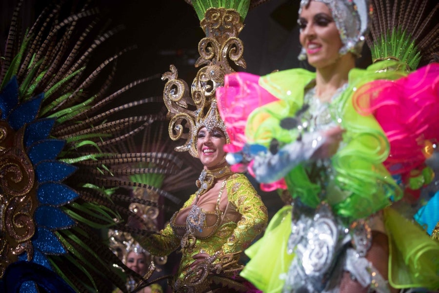Los carnavales de Santa Cruz de Tenerife son unas de las celebraciones más conocidas a nivel mundial. Así, el evento, de un mes de duración, comenzó el 1 de febrero y finaliza el 10 de marzo con orquestas que tocan ritmos caribeños y brasileños con actuaciones que van desde la elección de la Reina del Carnaval, la Reina menor y la Reina mayor, bandas callejeras satíricas, comparsas y hasta actuaciones por las calles. 