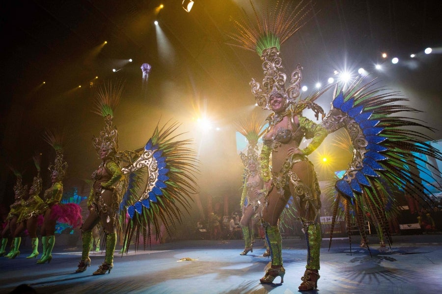 Los carnavales de Santa Cruz de Tenerife son unas de las celebraciones más conocidas a nivel mundial. Así, el evento, de un mes de duración, comenzó el 1 de febrero y finaliza el 10 de marzo con orquestas que tocan ritmos caribeños y brasileños con actuaciones que van desde la elección de la Reina del Carnaval, la Reina menor y la Reina mayor, bandas callejeras satíricas, comparsas y hasta actuaciones por las calles. 