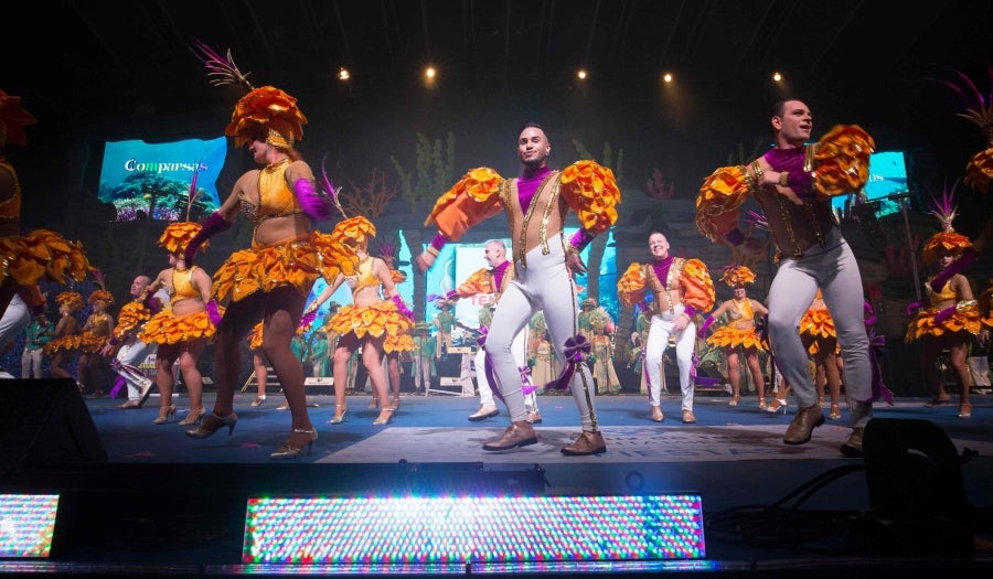 Los carnavales de Santa Cruz de Tenerife son unas de las celebraciones más conocidas a nivel mundial. Así, el evento, de un mes de duración, comenzó el 1 de febrero y finaliza el 10 de marzo con orquestas que tocan ritmos caribeños y brasileños con actuaciones que van desde la elección de la Reina del Carnaval, la Reina menor y la Reina mayor, bandas callejeras satíricas, comparsas y hasta actuaciones por las calles. 