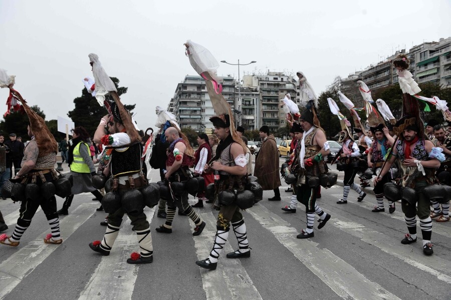 En Tesalónica, ciudad portuaria en el norte de Grecia, se celebra el Festival Europeo de Portadores de Campanas. Así, decenas de miembros de la comunidad recuperan la tradición folclórica de los rituales antiguos en honor del dios Dionisio, dios griego asociado con el placer, la fiesta, el vino y la euforia. Los protagonistas se visten con trajes hechos a mano, de cuero y piel, y campanas de diferentes tamaños. Se cree que el ruido de las campanas asusta a los espíritus malignos y ayuda a despertar la naturaleza durante la llegada de la primavera. 