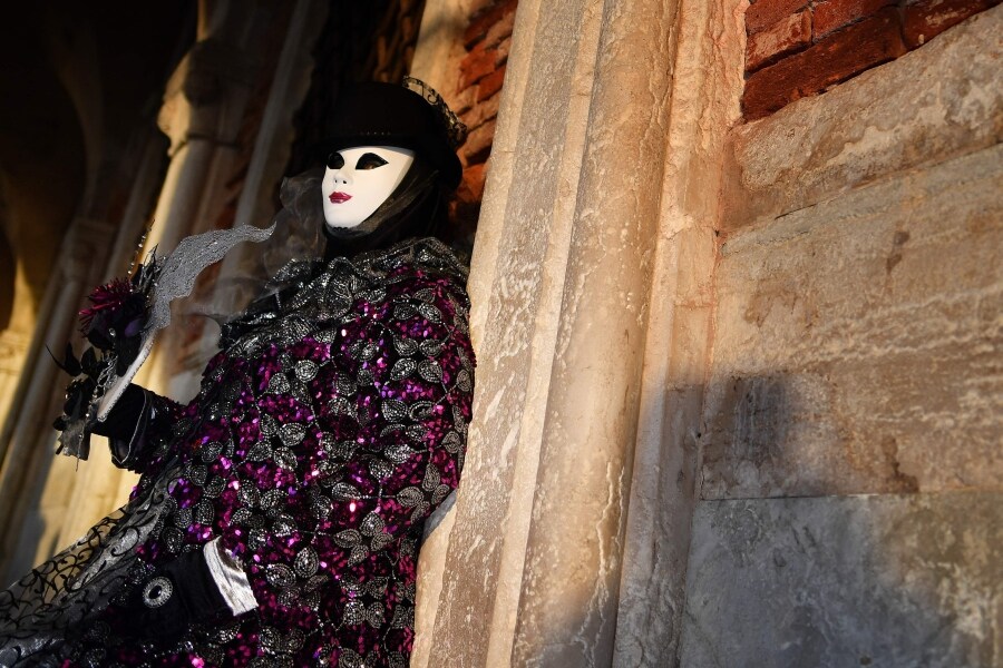 Venecia vuelve a celebrar uno de sus eventos más emblemáticos. Se trata del tradicional 'Vuelo del ángel', momento en el que un desconocido recorre la plaza San Marcos de Venecia y da comienzo a los carnavales de la ciudad.