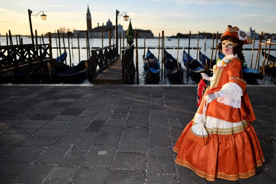 Venecia vuelve a celebrar uno de sus eventos más emblemáticos. Se trata del tradicional 'Vuelo del ángel', momento en el que un desconocido recorre la plaza San Marcos de Venecia y da comienzo a los carnavales de la ciudad.