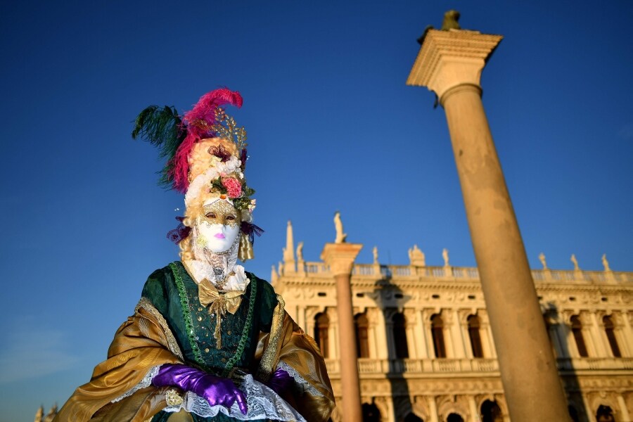 Venecia vuelve a celebrar uno de sus eventos más emblemáticos. Se trata del tradicional 'Vuelo del ángel', momento en el que un desconocido recorre la plaza San Marcos de Venecia y da comienzo a los carnavales de la ciudad.