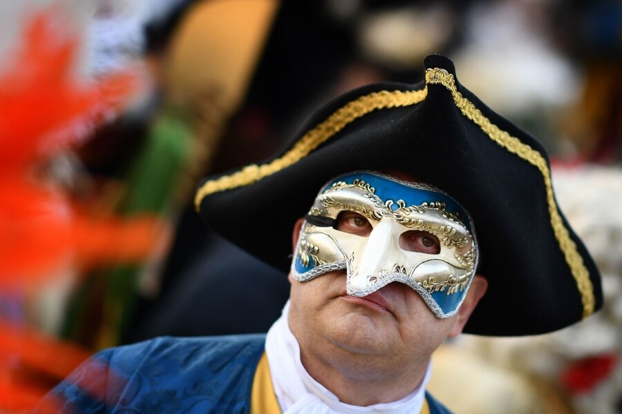 Venecia vuelve a celebrar uno de sus eventos más emblemáticos. Se trata del tradicional 'Vuelo del ángel', momento en el que un desconocido recorre la plaza San Marcos de Venecia y da comienzo a los carnavales de la ciudad.