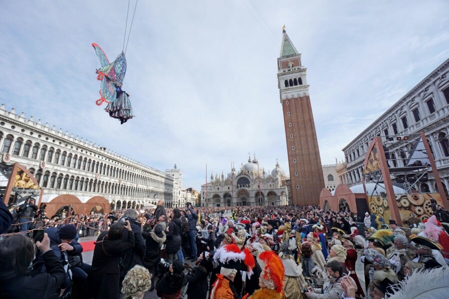 Venecia vuelve a celebrar uno de sus eventos más emblemáticos. Se trata del tradicional 'Vuelo del ángel', momento en el que un desconocido recorre la plaza San Marcos de Venecia y da comienzo a los carnavales de la ciudad.