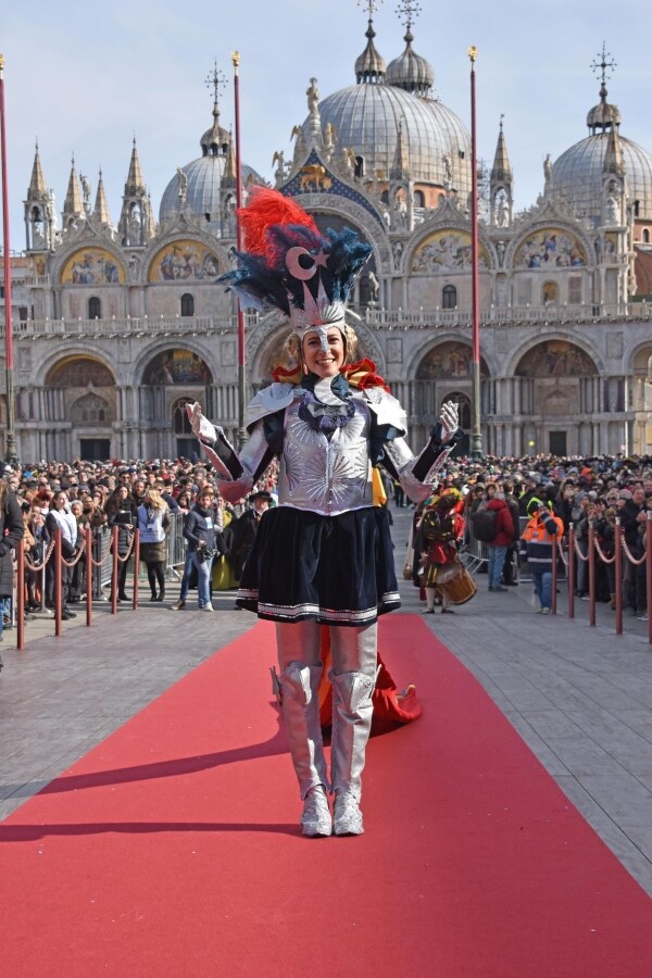 Venecia vuelve a celebrar uno de sus eventos más emblemáticos. Se trata del tradicional 'Vuelo del ángel', momento en el que un desconocido recorre la plaza San Marcos de Venecia y da comienzo a los carnavales de la ciudad.