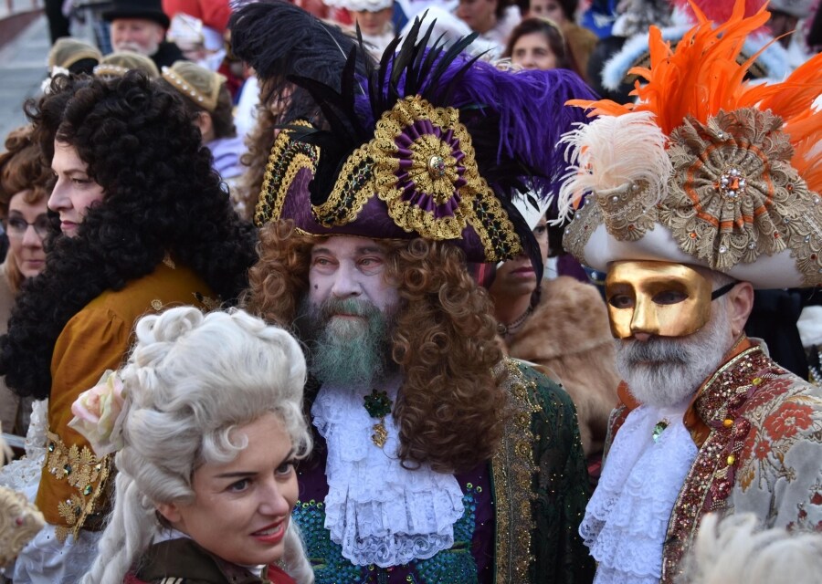 Venecia vuelve a celebrar uno de sus eventos más emblemáticos. Se trata del tradicional 'Vuelo del ángel', momento en el que un desconocido recorre la plaza San Marcos de Venecia y da comienzo a los carnavales de la ciudad.