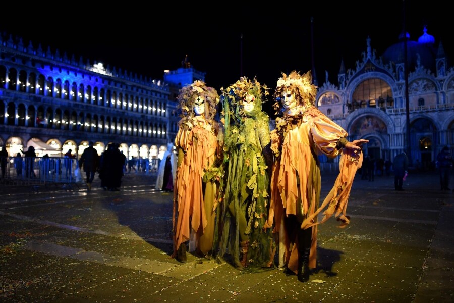 Venecia vuelve a celebrar uno de sus eventos más emblemáticos. Se trata del tradicional 'Vuelo del ángel', momento en el que un desconocido recorre la plaza San Marcos de Venecia y da comienzo a los carnavales de la ciudad.