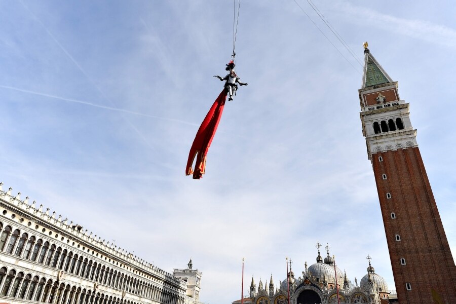 Venecia vuelve a celebrar uno de sus eventos más emblemáticos. Se trata del tradicional 'Vuelo del ángel', momento en el que un desconocido recorre la plaza San Marcos de Venecia y da comienzo a los carnavales de la ciudad.