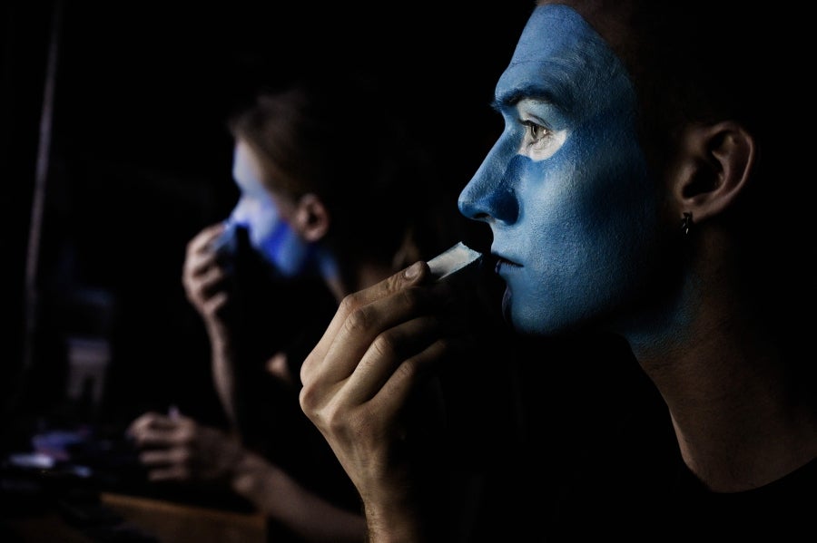 Uno de los circos más relevantes del mundo abre sus puertas y muestra lo que se esconde detrás de la magia del maquillaje, de los trajes personalizados y las increíbles coreografías. El Circo del Sol presenta su último trabajo: 'Turuk, el primer vuelo', inspirado en la película de James Cameron. 