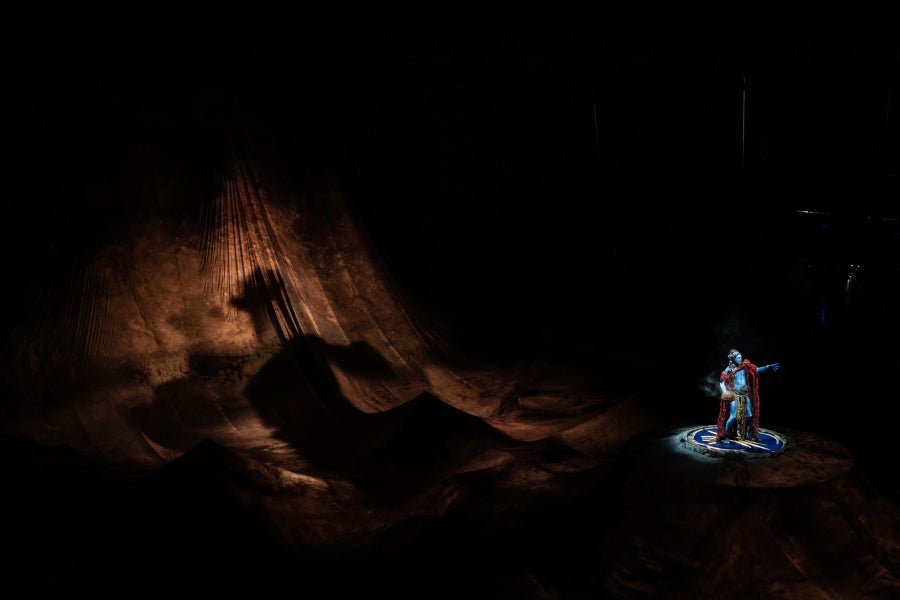 Uno de los circos más relevantes del mundo abre sus puertas y muestra lo que se esconde detrás de la magia del maquillaje, de los trajes personalizados y las increíbles coreografías. El Circo del Sol presenta su último trabajo: 'Turuk, el primer vuelo', inspirado en la película de James Cameron. 