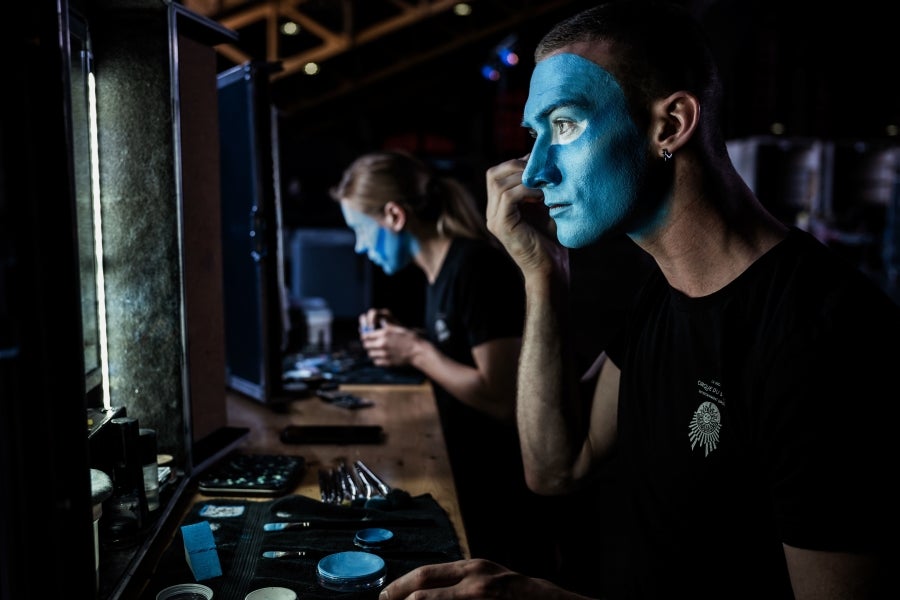 Uno de los circos más relevantes del mundo abre sus puertas y muestra lo que se esconde detrás de la magia del maquillaje, de los trajes personalizados y las increíbles coreografías. El Circo del Sol presenta su último trabajo: 'Turuk, el primer vuelo', inspirado en la película de James Cameron. 