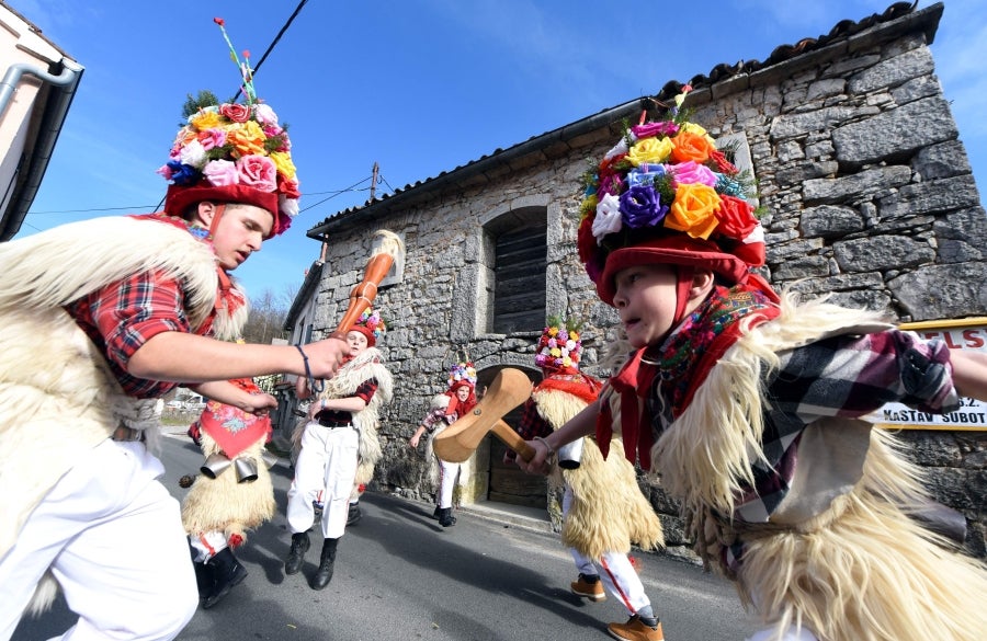 En Veli Brgud, oeste de Croacia, se celebra un desfile dónde los participantes porten el traje tradicional Zvoncari. Se trata de una tradición regional que busca ahuyentar a los espíritus malignos del invierno.