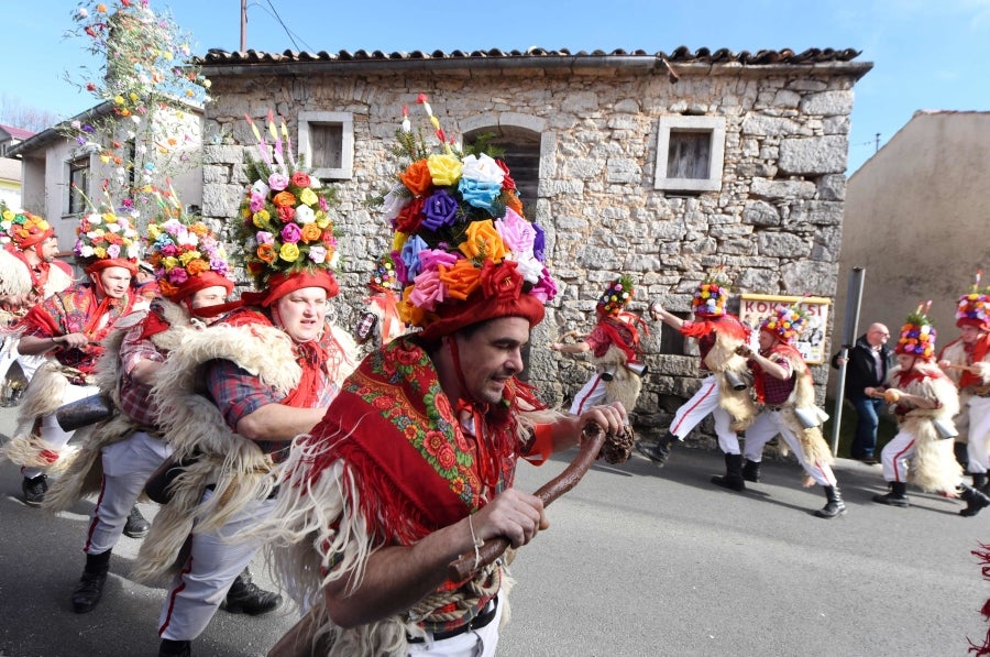 En Veli Brgud, oeste de Croacia, se celebra un desfile dónde los participantes porten el traje tradicional Zvoncari. Se trata de una tradición regional que busca ahuyentar a los espíritus malignos del invierno.