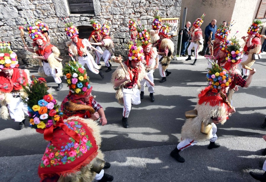 En Veli Brgud, oeste de Croacia, se celebra un desfile dónde los participantes porten el traje tradicional Zvoncari. Se trata de una tradición regional que busca ahuyentar a los espíritus malignos del invierno.