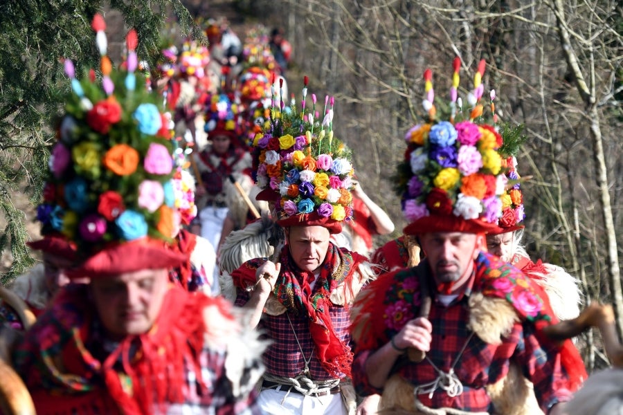En Veli Brgud, oeste de Croacia, se celebra un desfile dónde los participantes porten el traje tradicional Zvoncari. Se trata de una tradición regional que busca ahuyentar a los espíritus malignos del invierno.