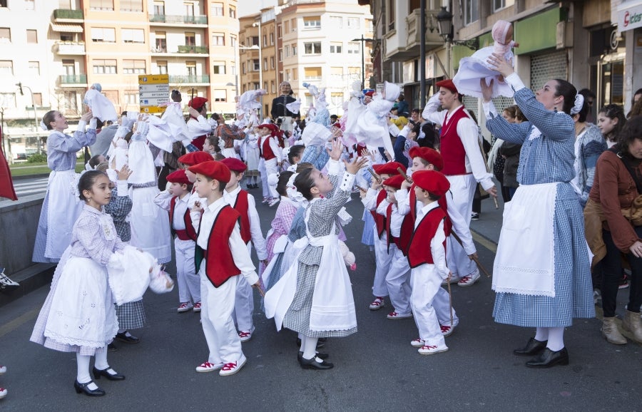 Decenas de inudes y artzainas desfilan por Irun y animan el centro de la ciudad. 