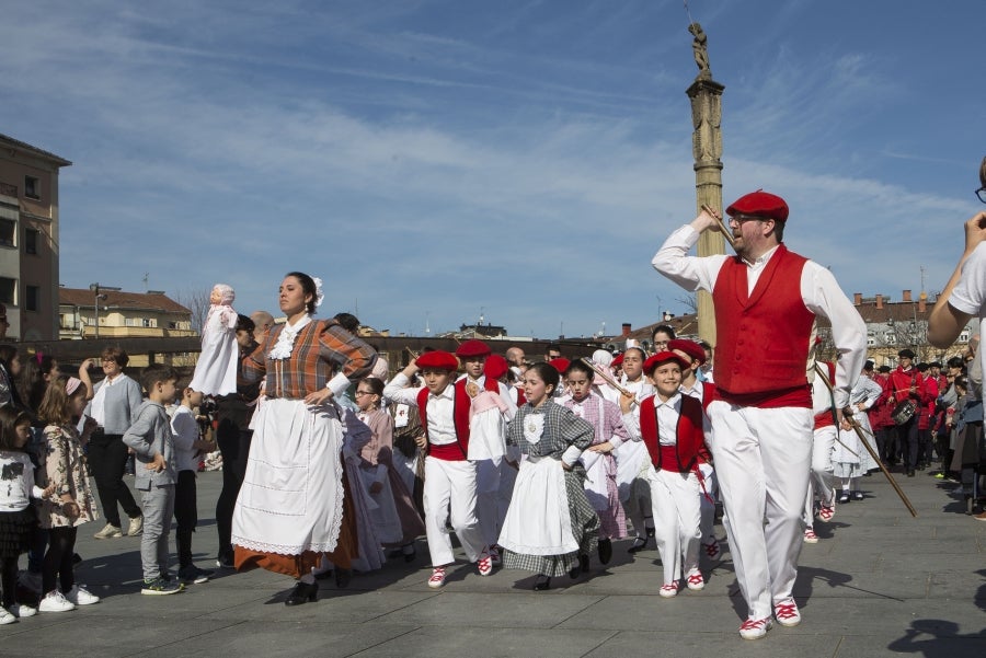 Decenas de inudes y artzainas desfilan por Irun y animan el centro de la ciudad. 