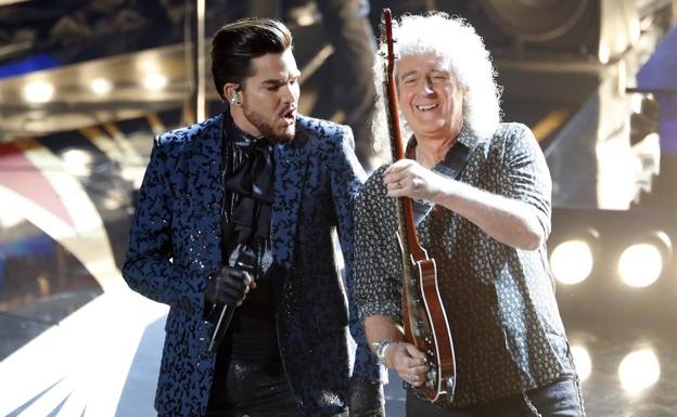 Adam Lambert y Brian May, durante la actuación.