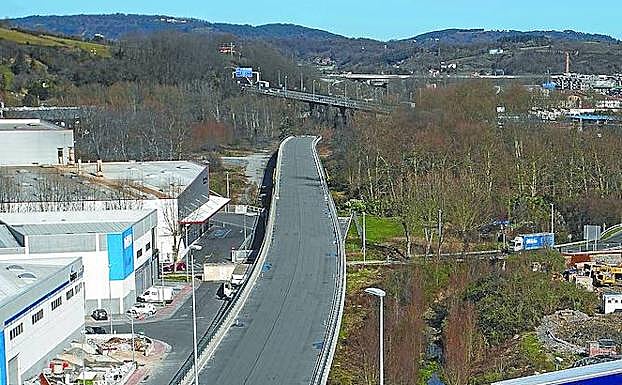 Viaducto de aproximación, que quedó sin terminar en Hernani.