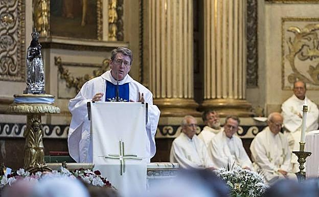 'Kakux' oficia una misa.