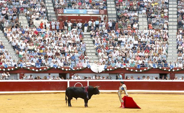 Una corida de toros en la plaza de Illunbe, en San Sebastián.