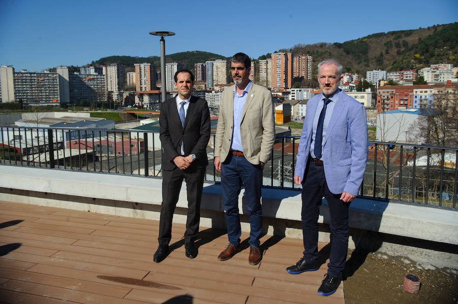 El alcalde de San Sebastián, Eneko Goia, y el director de Euskal Trenbide Sarea, Aitor Garitano, han visitado el Mirador de Oleta, que se abrirá para el disfrute de la ciudadanía este jueves. 