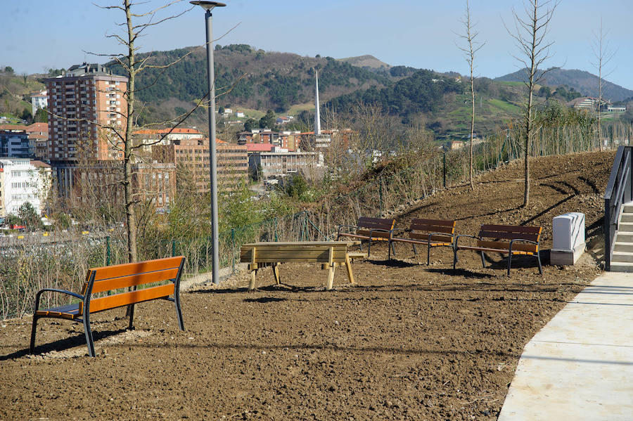 El alcalde de San Sebastián, Eneko Goia, y el director de Euskal Trenbide Sarea, Aitor Garitano, han visitado el Mirador de Oleta, que se abrirá para el disfrute de la ciudadanía este jueves. 