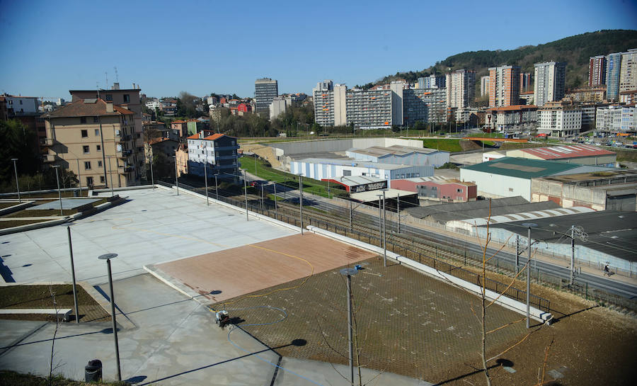 El alcalde de San Sebastián, Eneko Goia, y el director de Euskal Trenbide Sarea, Aitor Garitano, han visitado el Mirador de Oleta, que se abrirá para el disfrute de la ciudadanía este jueves. 